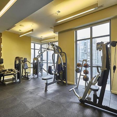Chic 1-Br Condo; Parking Included; Downtown Core โตรอนโต ภายนอก รูปภาพ