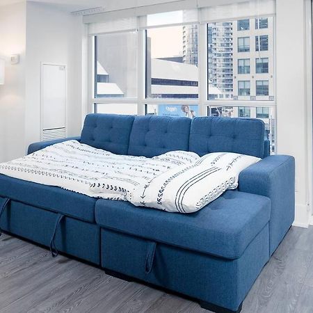 Chic 1-Br Condo; Parking Included; Downtown Core โตรอนโต ภายนอก รูปภาพ