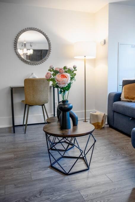 Chic 1-Br Condo; Parking Included; Downtown Core โตรอนโต ภายนอก รูปภาพ
