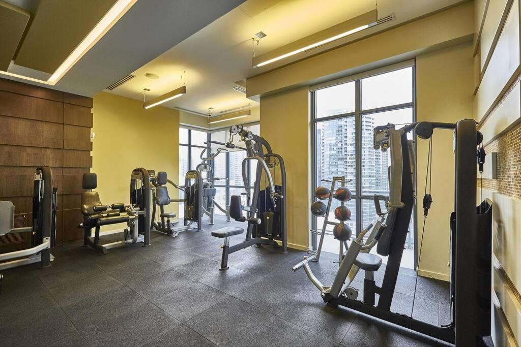 Chic 1-Br Condo; Parking Included; Downtown Core โตรอนโต ภายนอก รูปภาพ