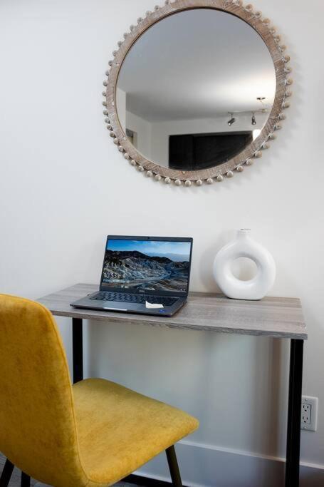 Chic 1-Br Condo; Parking Included; Downtown Core โตรอนโต ภายนอก รูปภาพ