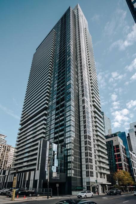 Chic 1-Br Condo; Parking Included; Downtown Core โตรอนโต ภายนอก รูปภาพ