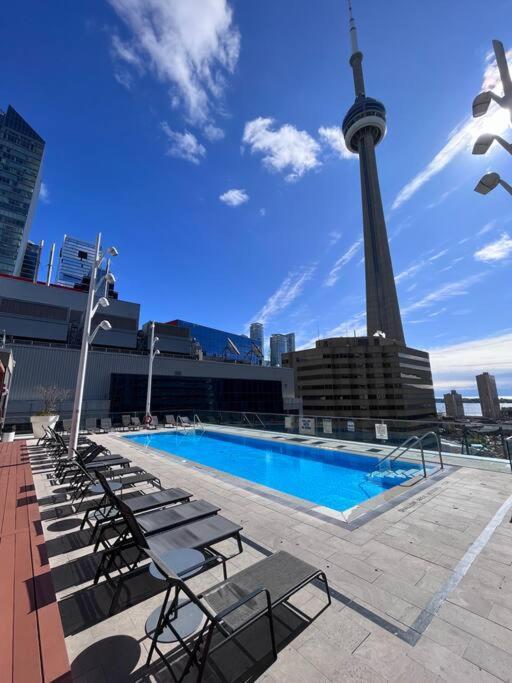 Chic 1-Br Condo; Parking Included; Downtown Core โตรอนโต ภายนอก รูปภาพ