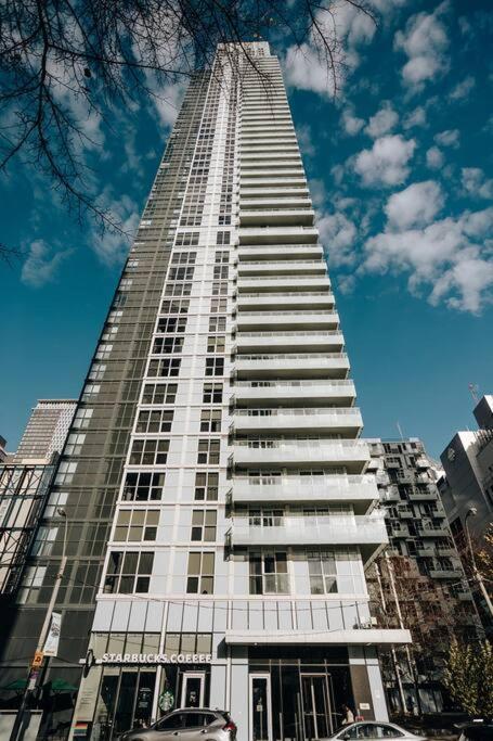 Chic 1-Br Condo; Parking Included; Downtown Core โตรอนโต ภายนอก รูปภาพ