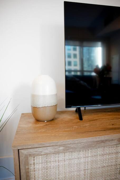 Chic 1-Br Condo; Parking Included; Downtown Core โตรอนโต ภายนอก รูปภาพ