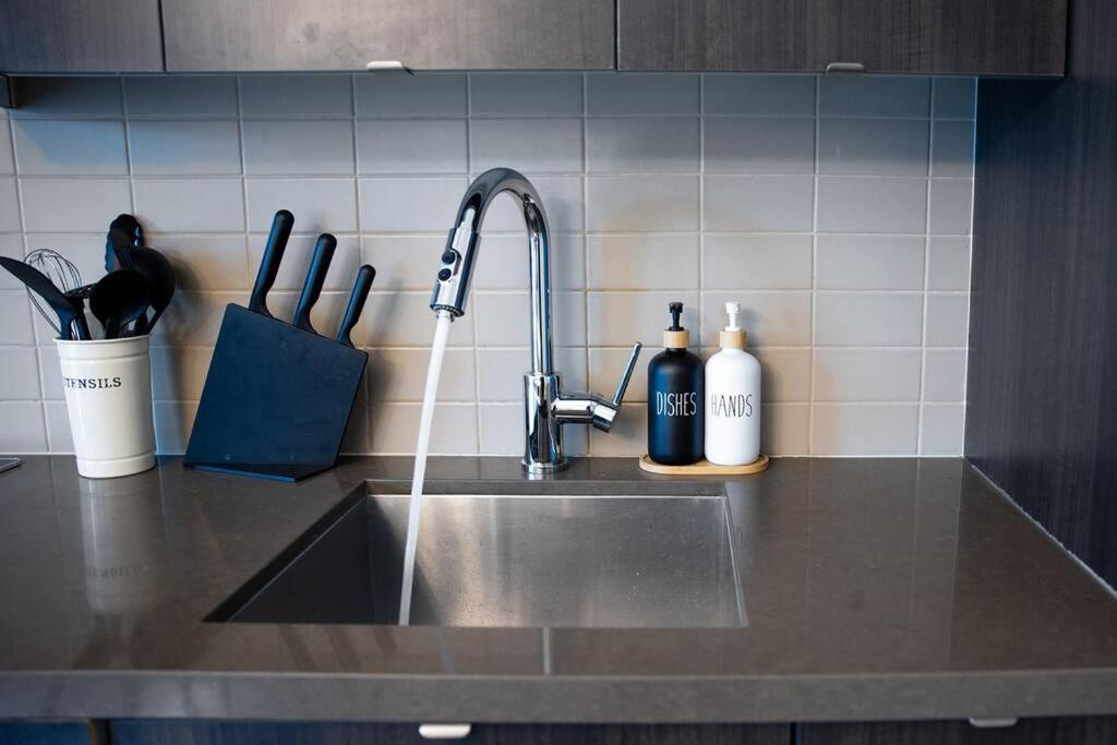 Chic 1-Br Condo; Parking Included; Downtown Core โตรอนโต ภายนอก รูปภาพ
