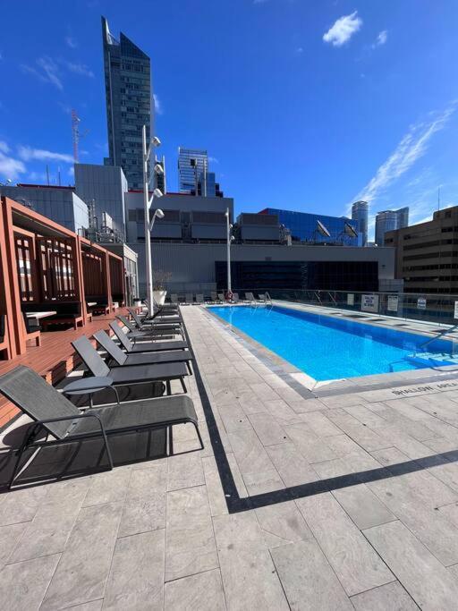 Chic 1-Br Condo; Parking Included; Downtown Core โตรอนโต ภายนอก รูปภาพ
