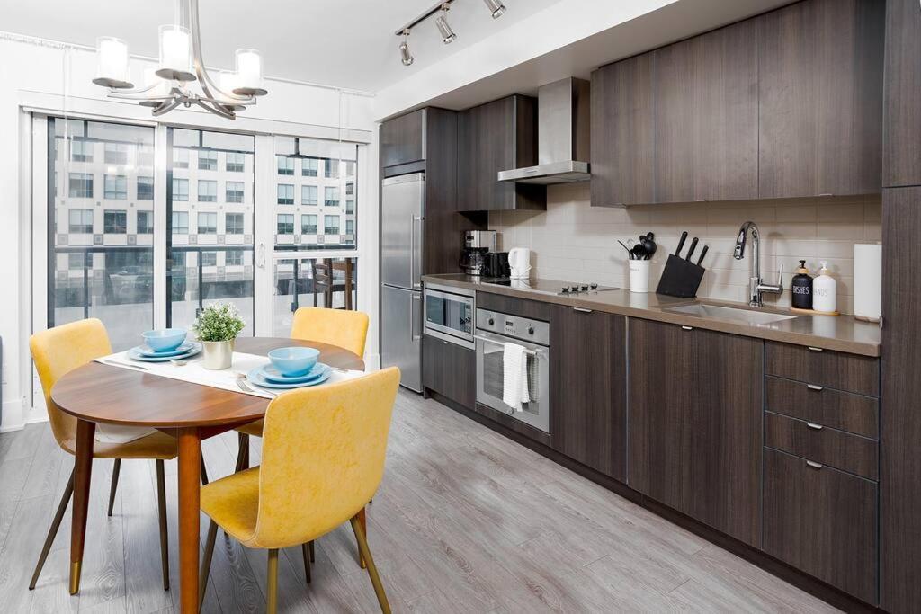 Chic 1-Br Condo; Parking Included; Downtown Core โตรอนโต ภายนอก รูปภาพ