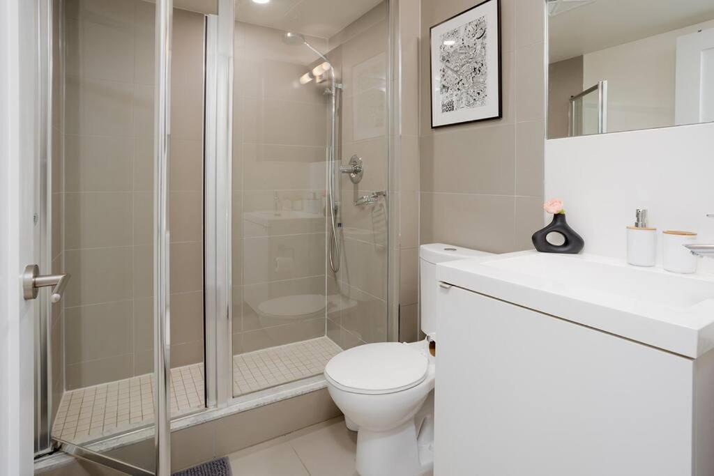 Chic 1-Br Condo; Parking Included; Downtown Core โตรอนโต ภายนอก รูปภาพ