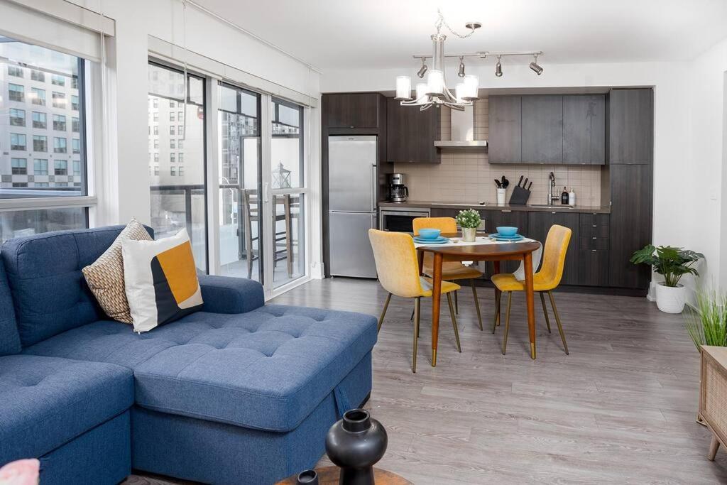 Chic 1-Br Condo; Parking Included; Downtown Core โตรอนโต ภายนอก รูปภาพ