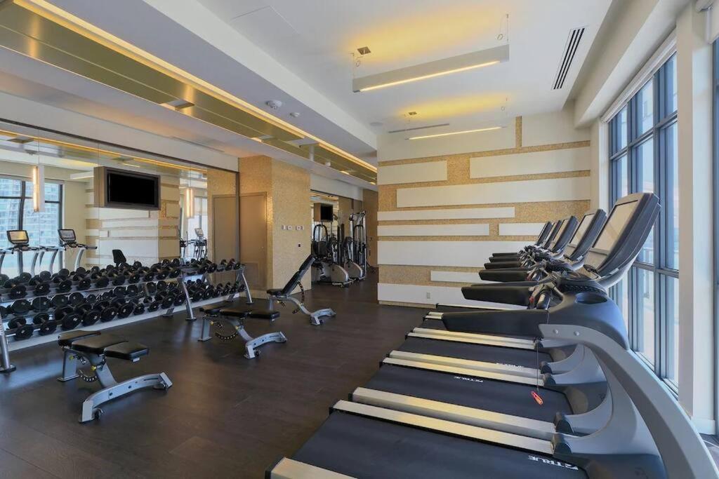 Chic 1-Br Condo; Parking Included; Downtown Core โตรอนโต ภายนอก รูปภาพ