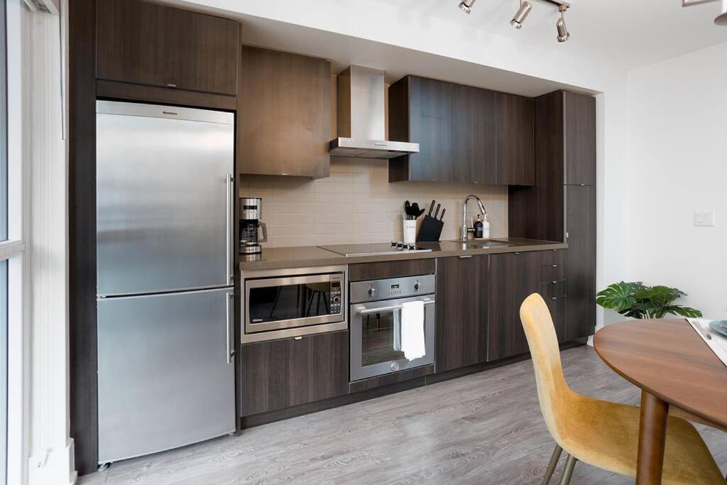Chic 1-Br Condo; Parking Included; Downtown Core โตรอนโต ภายนอก รูปภาพ
