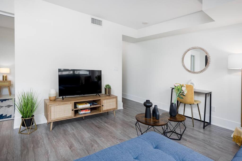 Chic 1-Br Condo; Parking Included; Downtown Core โตรอนโต ภายนอก รูปภาพ