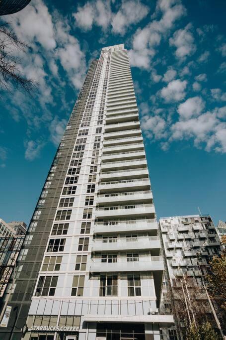 Chic 1-Br Condo; Parking Included; Downtown Core โตรอนโต ภายนอก รูปภาพ