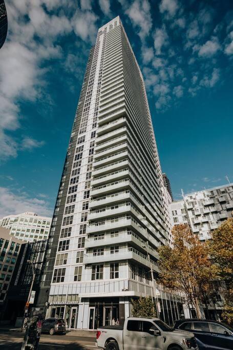 Chic 1-Br Condo; Parking Included; Downtown Core โตรอนโต ภายนอก รูปภาพ