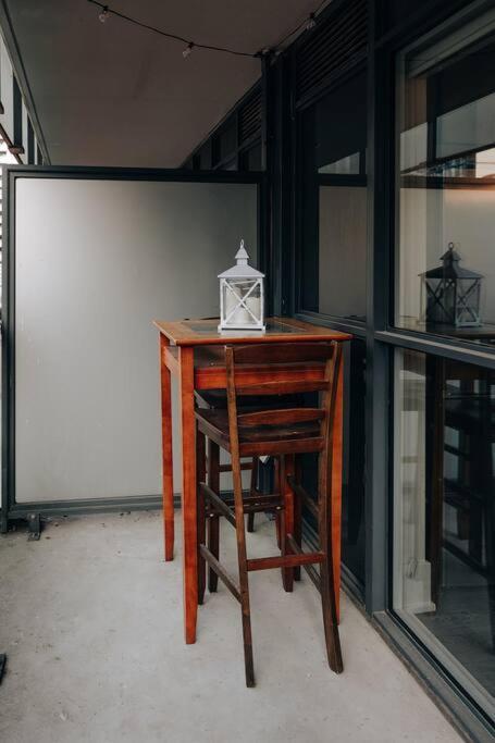 Chic 1-Br Condo; Parking Included; Downtown Core โตรอนโต ภายนอก รูปภาพ