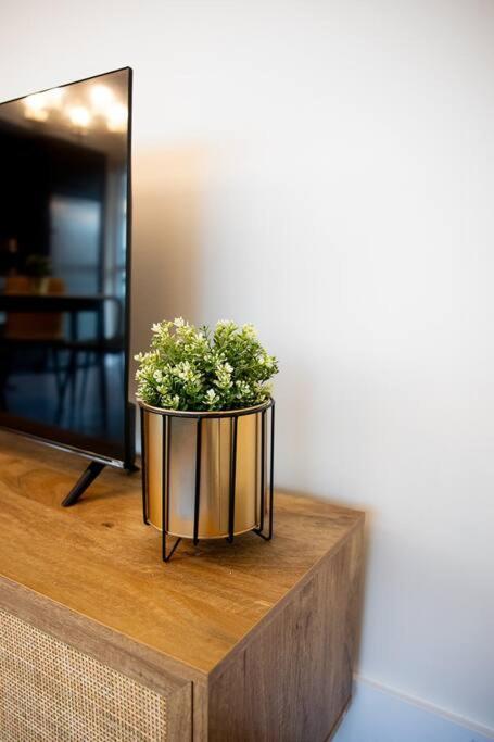 Chic 1-Br Condo; Parking Included; Downtown Core โตรอนโต ภายนอก รูปภาพ