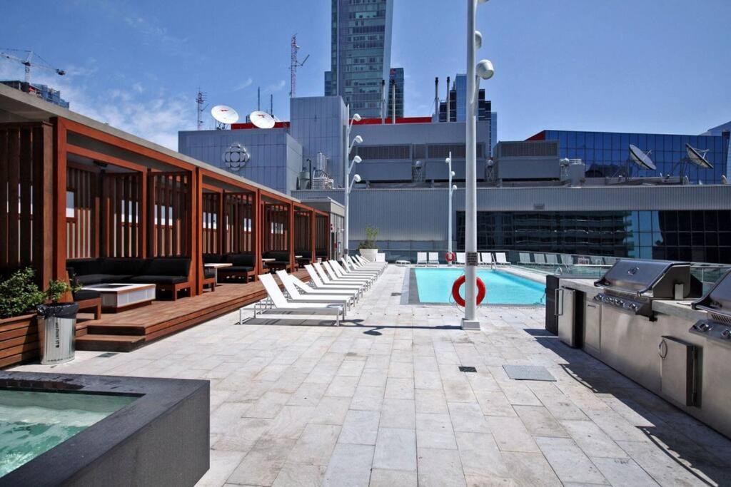 Chic 1-Br Condo; Parking Included; Downtown Core โตรอนโต ภายนอก รูปภาพ