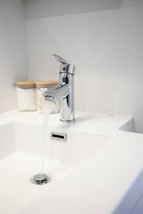 Chic 1-Br Condo; Parking Included; Downtown Core โตรอนโต ภายนอก รูปภาพ