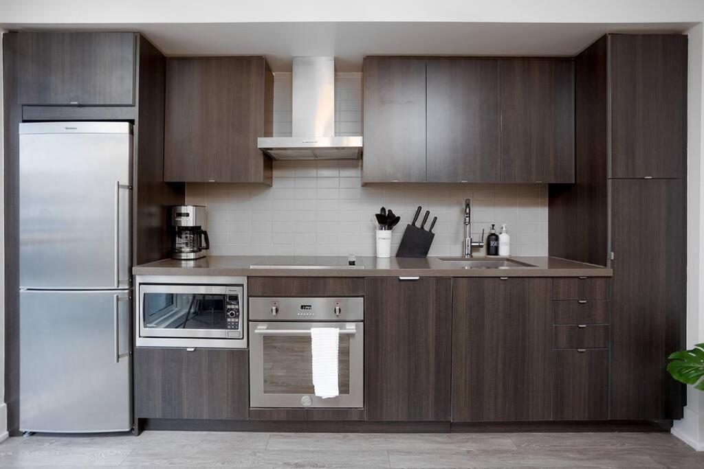 Chic 1-Br Condo; Parking Included; Downtown Core โตรอนโต ภายนอก รูปภาพ