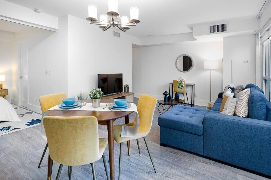 Chic 1-Br Condo; Parking Included; Downtown Core โตรอนโต ภายนอก รูปภาพ