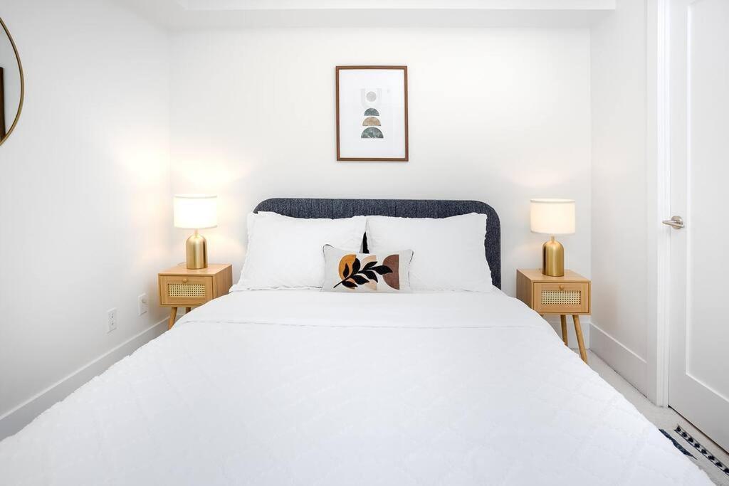Chic 1-Br Condo; Parking Included; Downtown Core โตรอนโต ภายนอก รูปภาพ