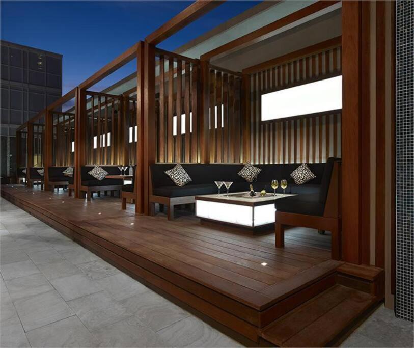 Chic 1-Br Condo; Parking Included; Downtown Core โตรอนโต ภายนอก รูปภาพ