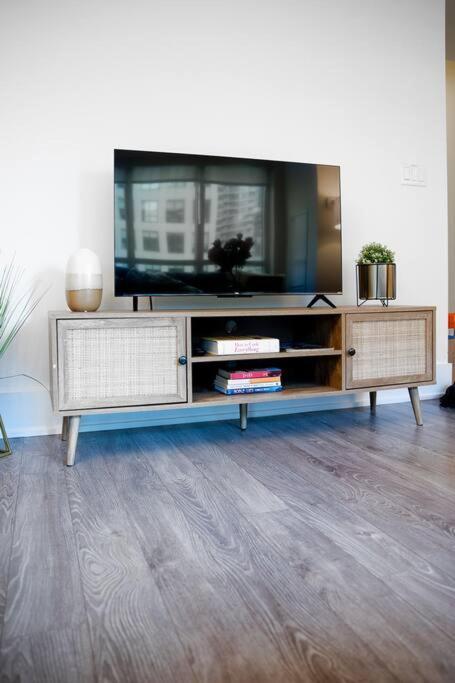 Chic 1-Br Condo; Parking Included; Downtown Core โตรอนโต ภายนอก รูปภาพ
